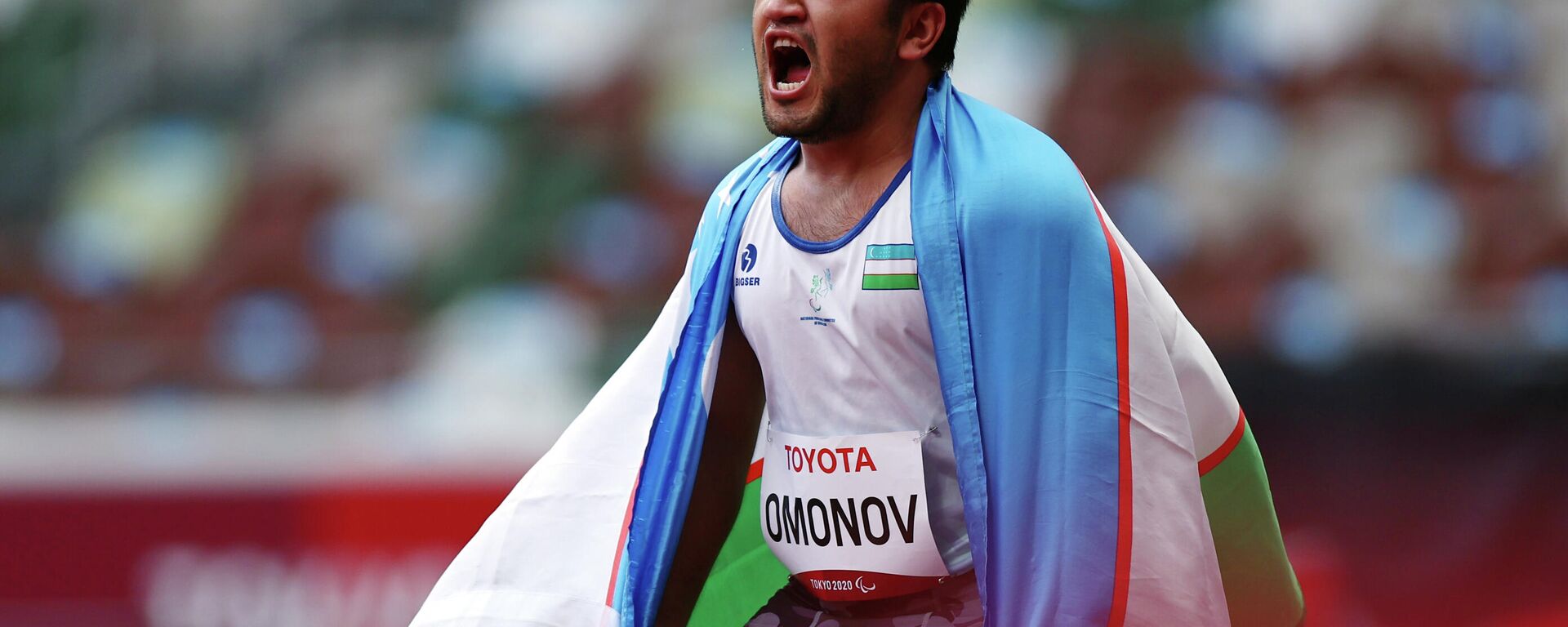 Bobirjon Omonov of Uzbekistan reacts after winning gold and setting a new Paralympic record with the flag of Uzbekistan REUTERS/Athit Perawongmetha - Sputnik Ўзбекистон, 1920, 05.09.2021