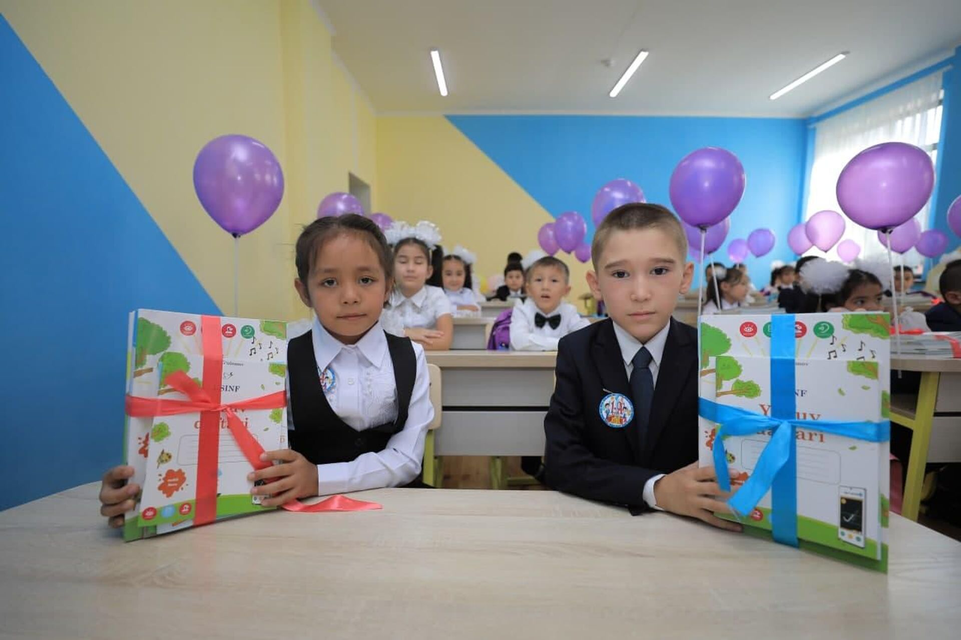 Первый звонок: школы Узбекистана открыли двери для учеников - Sputnik Узбекистан, 1920, 06.09.2021