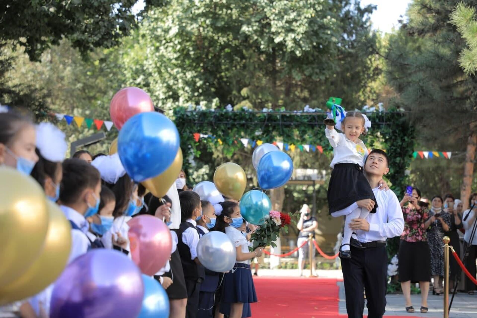 Первый звонок: школы Узбекистана открыли двери для учеников - Sputnik Ўзбекистон, 1920, 06.09.2021