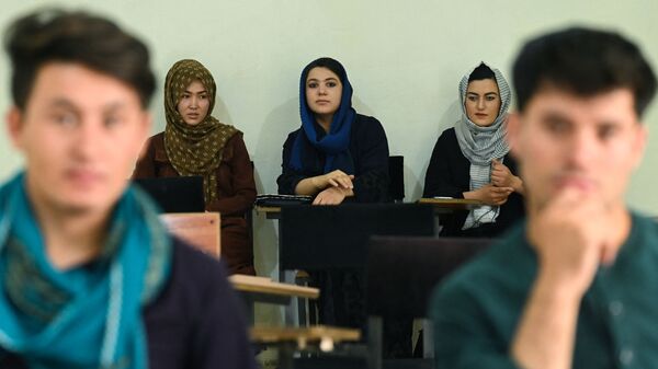 Студенты во время урока в университете в Кабуле  - Sputnik Узбекистан