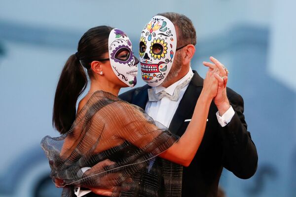 Мексиканский актер Эрнан Мендоса и его спутница в традиционных мексиканских масках. - Sputnik Узбекистан