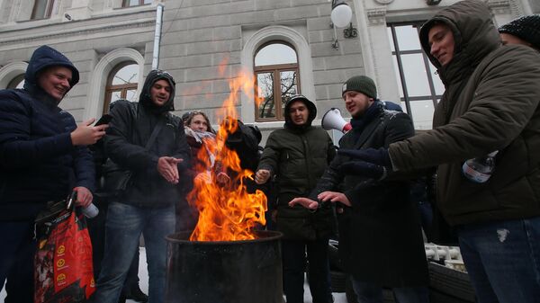 Жители Киева проводят протестную акцию у здания компании Нафтогаз-Украина  - Sputnik Узбекистан