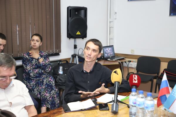 Корреспондент Sputnik Узбекистан Рамиз Бахтияров принял участие в обсуждении роли и методов работы военных журналистов. - Sputnik Узбекистан