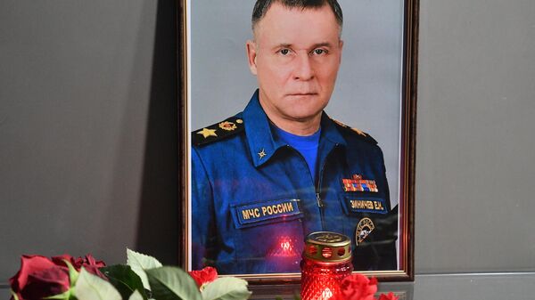 Цветы в память о главе МЧС Е. Зиничеве - Sputnik Узбекистан