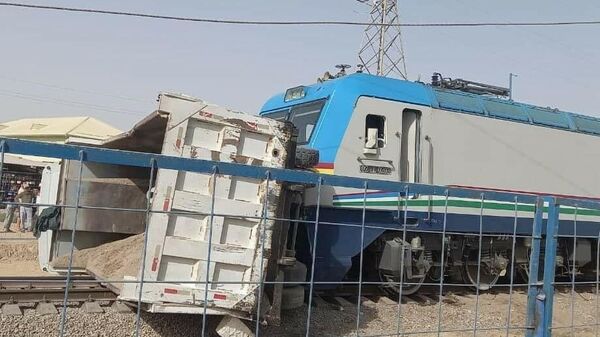 Столкновение грузовика с поездом в Сурхандарьинской области - Sputnik Узбекистан