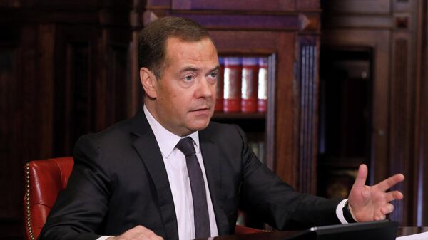 Zampred Sovbeza RF D. Medvedev prinyal uchastie v zasedanii popechitelskogo soveta SPbGU - Sputnik O‘zbekiston