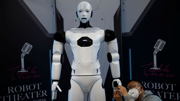 Посетители и роботы Всемирной конференции робототехники Beijing World Robot Conference 2021 в Пекине, Китай - Sputnik Узбекистан