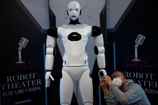 На выставке были представлены и более &quot;очеловеченные&quot; роботы. Вот, один из таких андроидов. Именно о них писали фантасты, рассуждая о будущем. Но, похоже, будущее уже давно наступило. - Sputnik Узбекистан