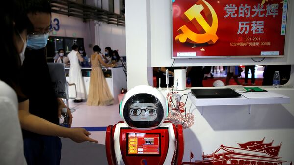Посетители и роботы Всемирной конференции робототехники Beijing World Robot Conference 2021 в Пекине, Китай - Sputnik Ўзбекистон