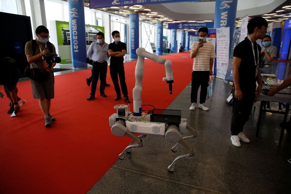 Нечто похожее также разработали специалисты компании DeepRobotics. Гости выставки получили уникальный шанс повзаимодействовать с роботом Jueying X20. - Sputnik Узбекистан