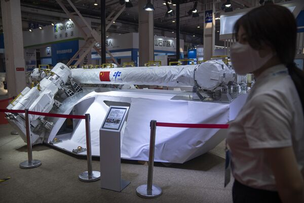 На выставке были представлены в том числе более прикладные разработки. На фото изображена модель роботизированной руки, которая будет использоваться на китайской космической станции. - Sputnik Узбекистан