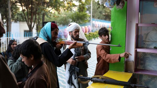 Бойцы Талибана* во время стрельбы в тире в парке развлечений в Кабуле - Sputnik Ўзбекистон