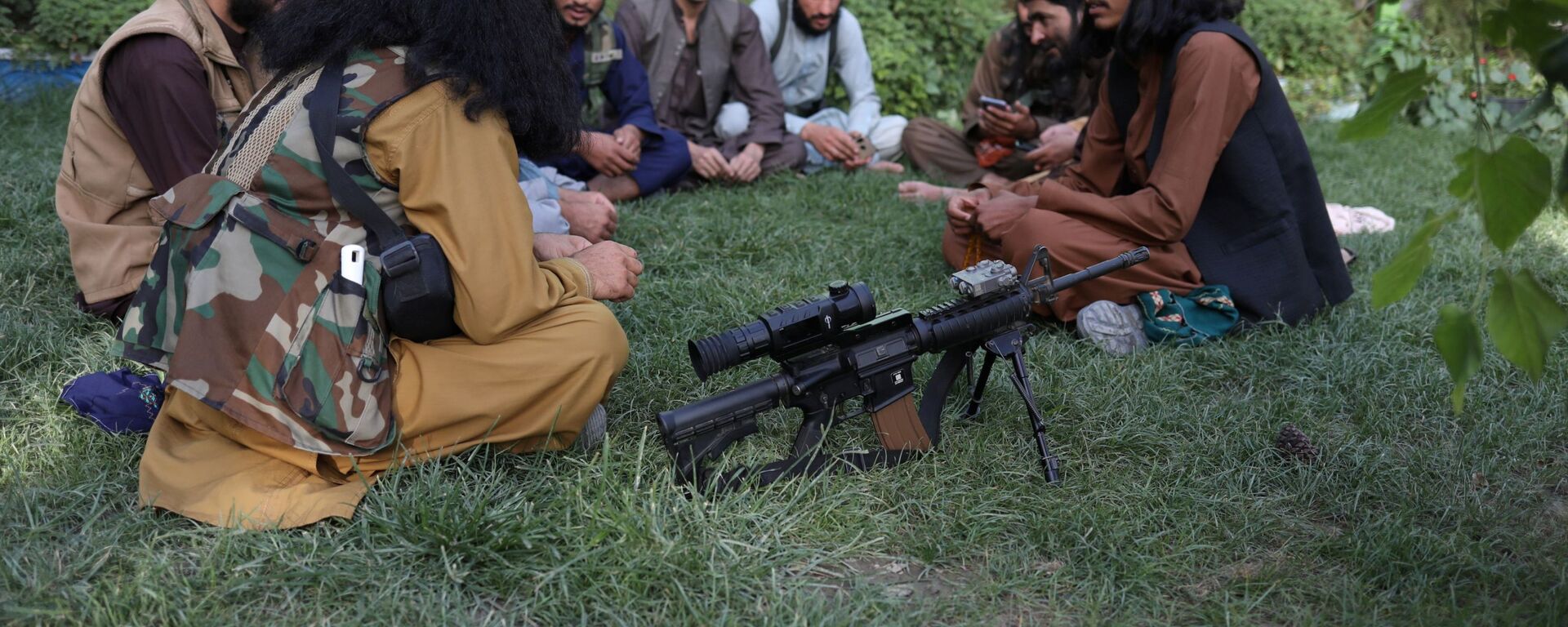 Бойцы Талибана* в парке развлечений в Кабуле  - Sputnik Ўзбекистон, 1920, 16.09.2021