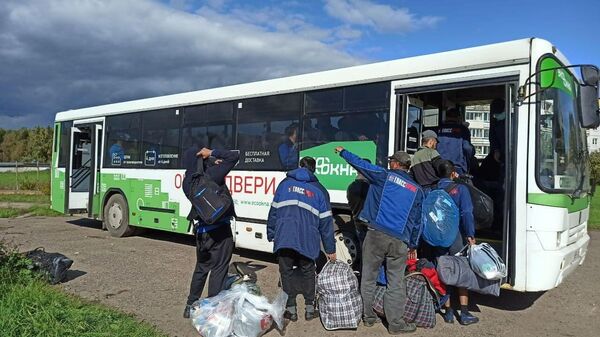 Мигранты покидают общежитие в селе Бужаниново - Sputnik Узбекистан