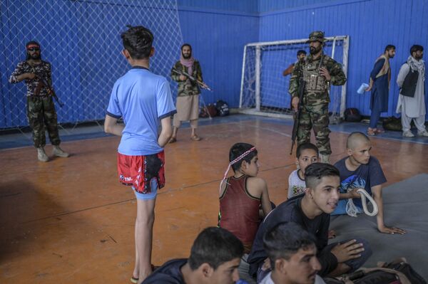 Афганские подростки в спортивном зале готовятся к визиту талибского директора по спорту Башира Ахмада Рустамзая. Кабул, 14 сентября.  - Sputnik Узбекистан