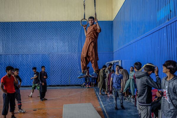 Молодежь тренируется в спортзале перед визитом директора по спорту. Ранее Рустамзай заявил, что в стране разрешено 400 видов спорта, но не уточнил, будут ли какие-то из них доступны для женщин, сообщает AFP. - Sputnik Узбекистан