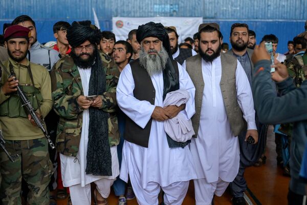 Директор &quot;Талибана&quot;* по физическому воспитанию и спорту Башир Ахмад Рустамзай (в центре) посетил спортивный зал в Кабуле 14 сентября. - Sputnik Узбекистан