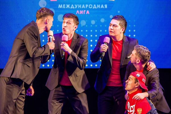Выступление узбекистанской команды КВН Ташкент сити в Смоленске - Sputnik Узбекистан