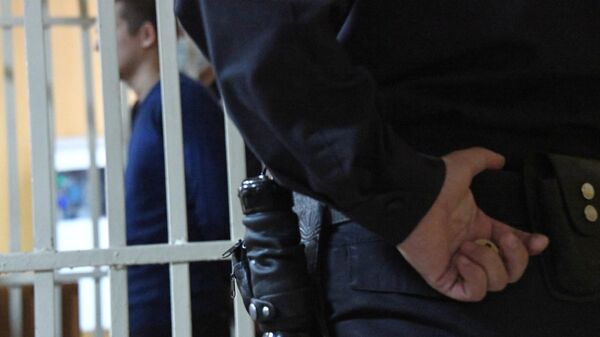 Конвоир у клетки для обвиняемых - Sputnik Узбекистан