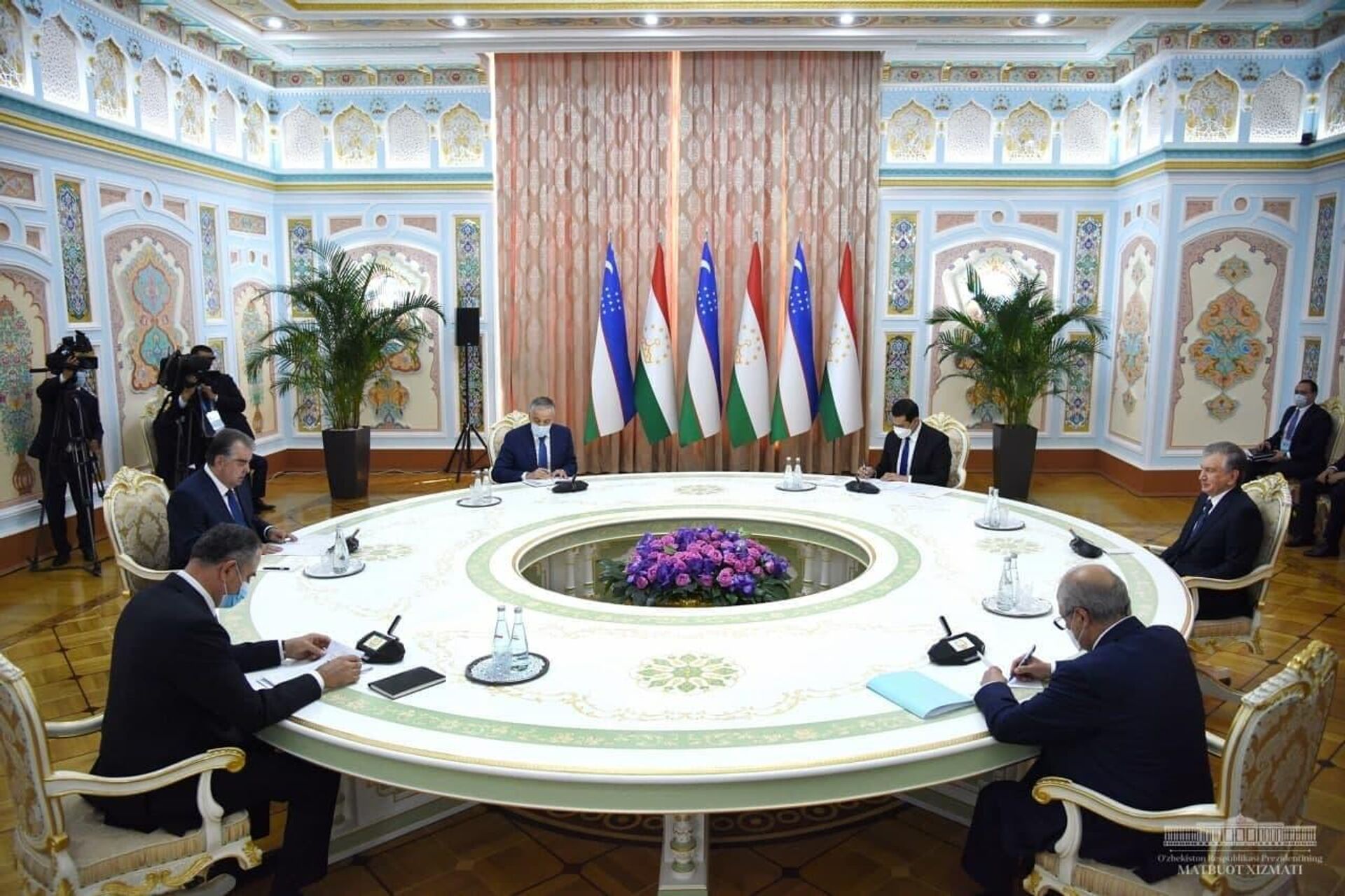 Лидеры Узбекистана и Таджикистана провели встречу в Душанбе - Sputnik Узбекистан, 1920, 16.09.2021