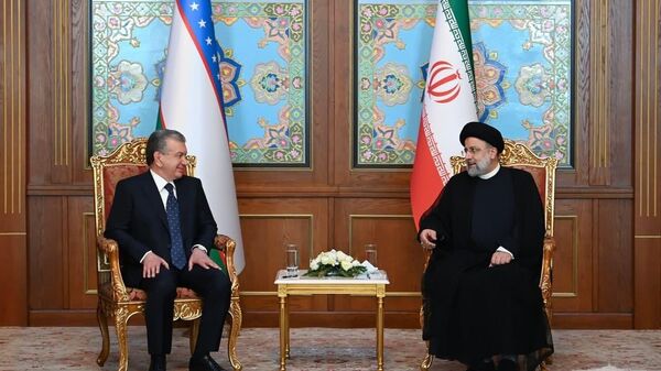  Шавкат Мирзиёев в Душанбе провел встречу с президентом Ирана Ибрахимом Раиси - Sputnik Ўзбекистон