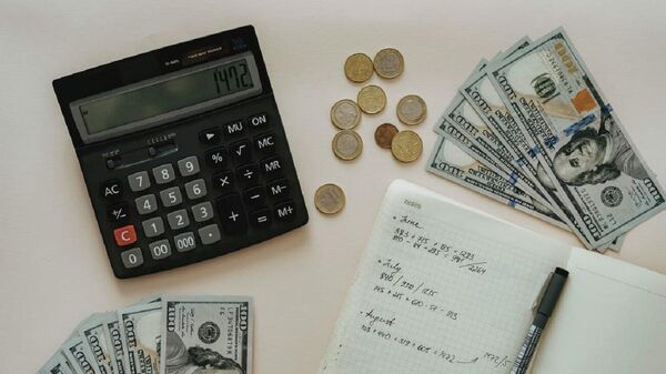 Налог калькулятор деньги ручка. - Sputnik Узбекистан