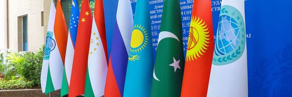 Флаги государств - членов ШОС в Душанбе - Sputnik Узбекистан