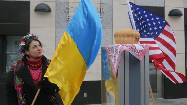 Девушка с украинским флагом у посольства США в Киеве  - Sputnik Ўзбекистон