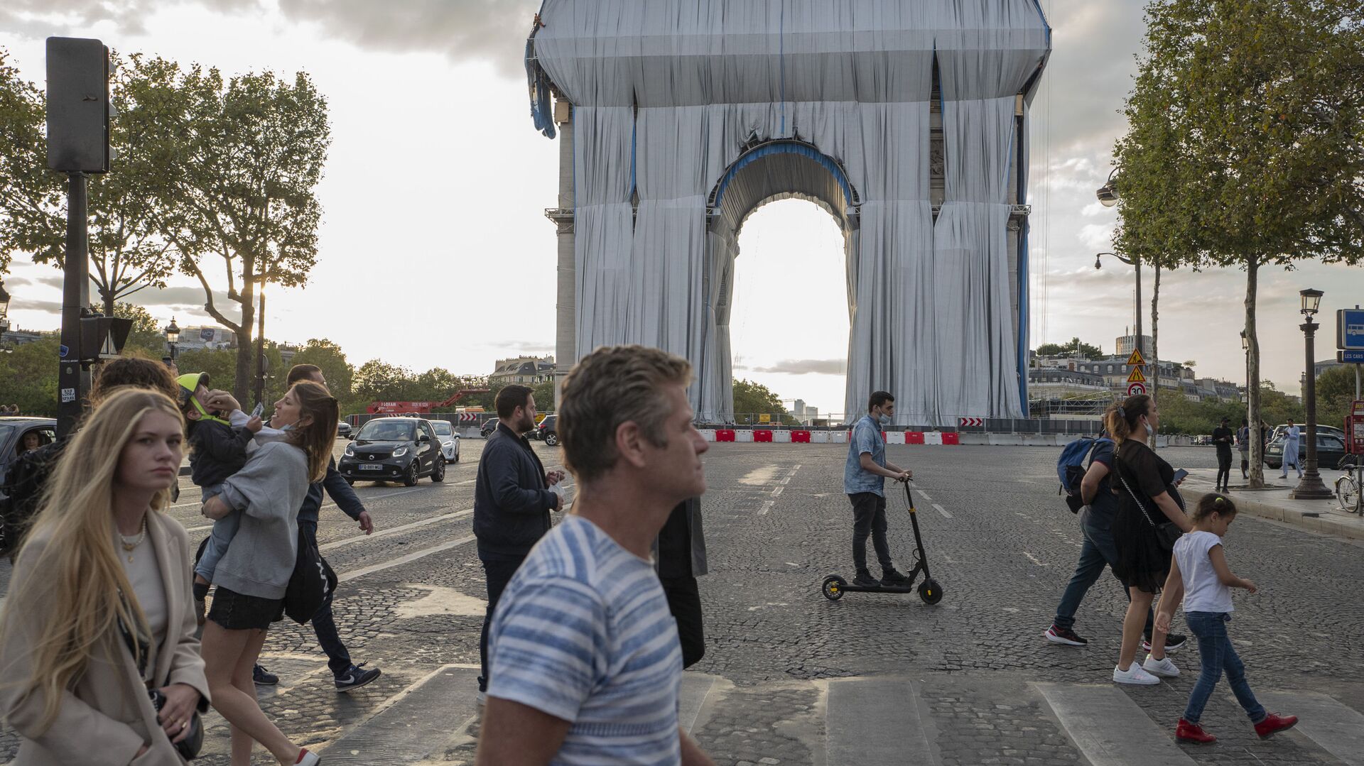  Люди идут к Триумфальной арке в Париже - Sputnik Узбекистан, 1920, 17.10.2021