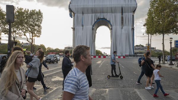  Люди идут к Триумфальной арке в Париже - Sputnik Узбекистан