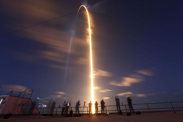 Crew Dragon капсуласи ва SpaceX Falcon 9 ракетасида &quot;The Inspiration 4&quot; фуқаролик экипажи Флорида штатининг Канаверал шаҳридаги Кеннеди космик марказида Pad 39A дан учирилди. - Sputnik Ўзбекистон
