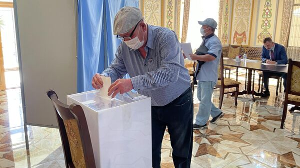 Избиратель голосует на выборах в Госдуму РФ на участке в Самарканде - Sputnik Узбекистан