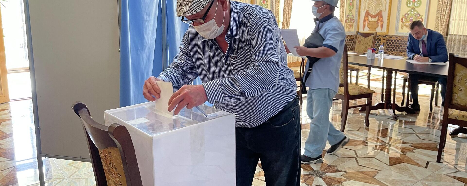 Избиратель голосует на выборах в Госдуму РФ на участке в Самарканде - Sputnik Узбекистан, 1920, 19.09.2021