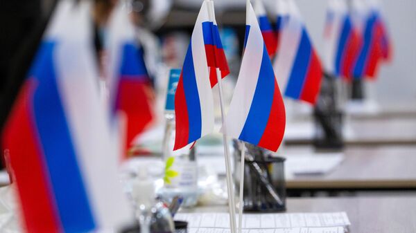 Российские флаги на избирательном участке в здании представительства Россотрудничества - Sputnik Ўзбекистон