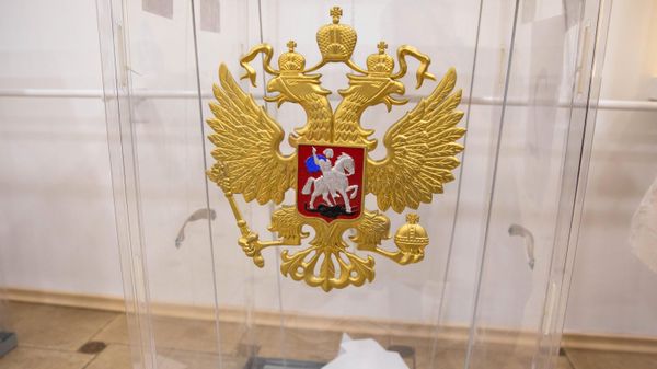 Урна для голосования на выборах депутатов Государственной Думы Федерального собрания Российской Федерации VIII созыва на избирательном участке в здании представительства Россотрудничества в Кишиневе. - Sputnik Узбекистан