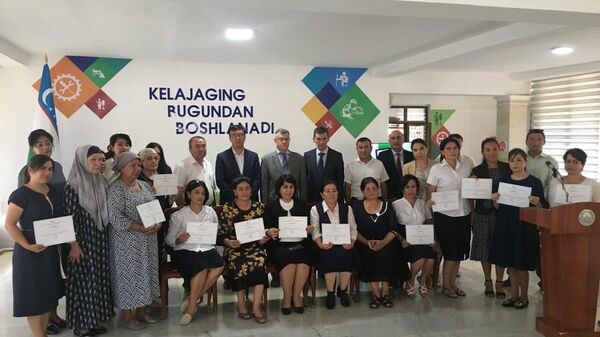 Вручение сертификатов о повышении квалификации на семинаре РУДН учителям-русистам в Самарканде - Sputnik Узбекистан