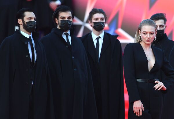 Xotinim külotsiz videoga tushmoqda.