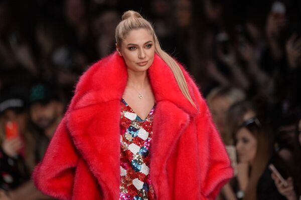 Aktrisa Natalya Rudova Mercedes-Benz Fashion Week Russia ko‘rgazmasida. - Sputnik O‘zbekiston