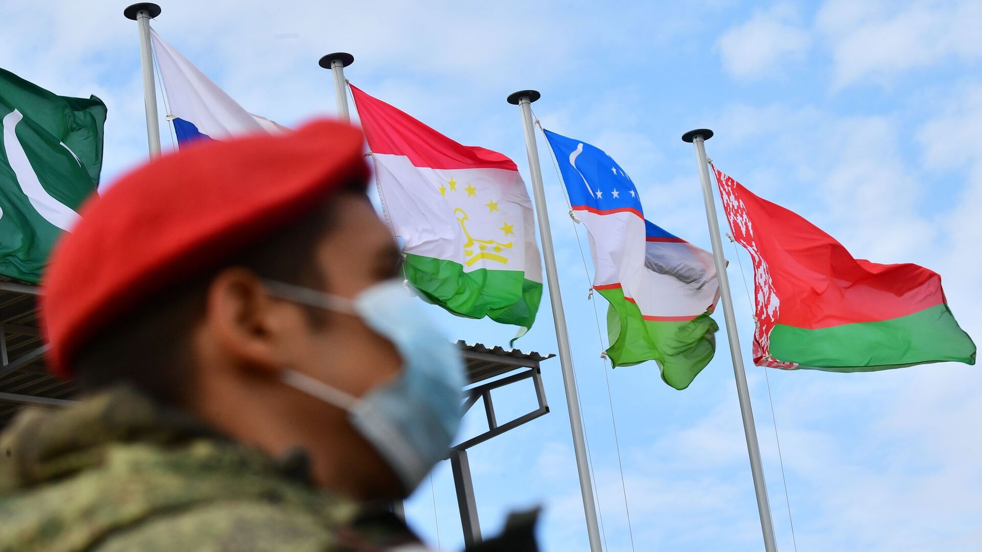 Государственные флаги во время антитеррористических учений стран-членов Шанхайской организации сотрудничества (ШОС) Мирная миссия-2021  - Sputnik Узбекистан, 1920, 22.05.2022