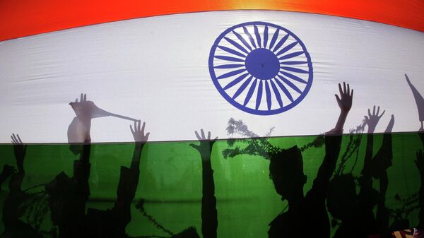 Силуэты людей на фоне национального флага Индии - Sputnik Узбекистан