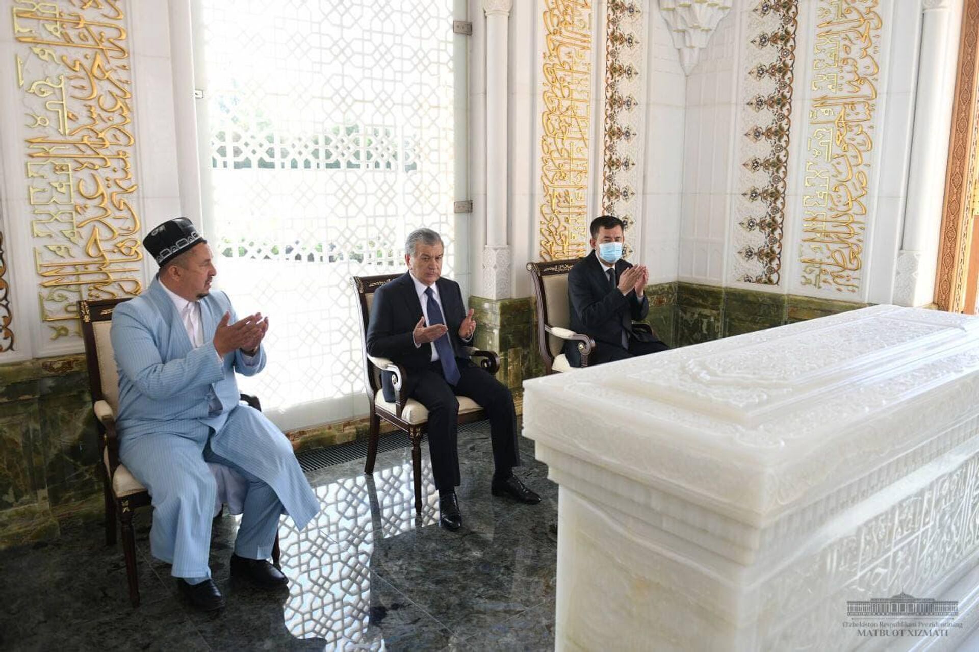 Шавкат Мирзиёев посетил мавзолей Ислама Каримова в Самарканде - Sputnik Узбекистан, 1920, 24.09.2021