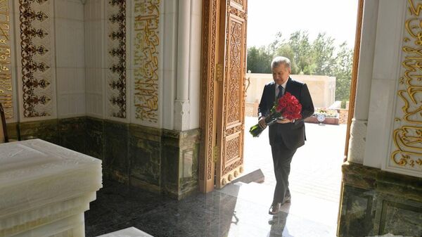 Шавкат Мирзиёев посетил мавзолей Ислама Каримова в Самарканде - Sputnik Узбекистан
