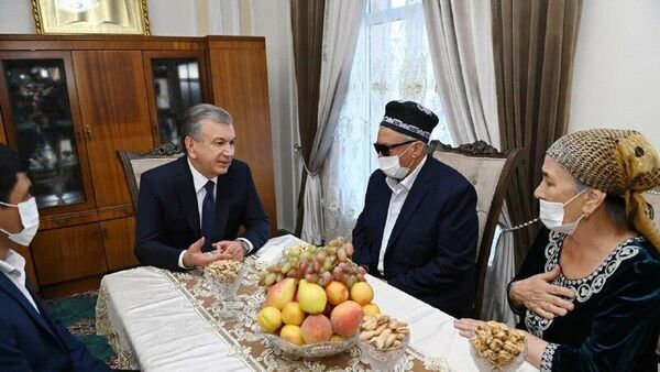 Президент Узбекистана Шавкат Мирзиёев в завершение поездки в Самарканд посетил махаллю Шарк тонги  - Sputnik Узбекистан