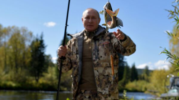 Президент РФ Владимир Путин во время рыбалки в тайге - Sputnik Ўзбекистон