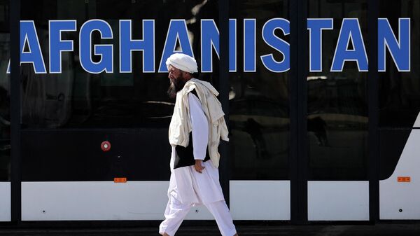 Член Талибана* идет по аэропорту Кабула - Sputnik Узбекистан