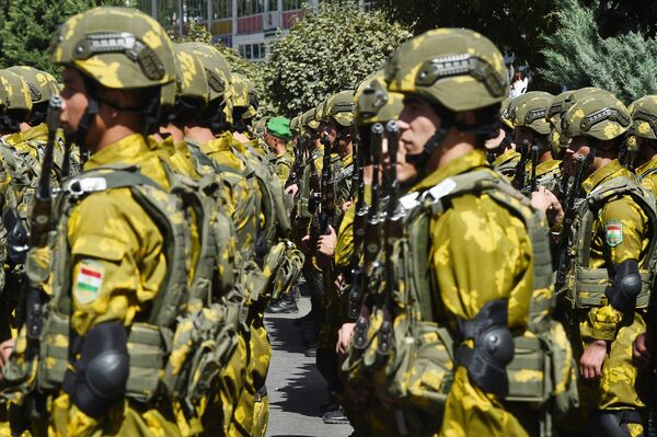 Президент Таджикистана Эмомали Рахмон наблюдал за военным парадом, который прошёл в Дарвазском районе ГБАО.  - Sputnik Ўзбекистон