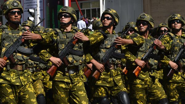Президент Таджикистана Эмомали Рахмон наблюдал за военным парадом, который прошёл в Дарвазском районе ГБАО.  - Sputnik Ўзбекистон