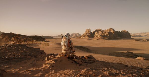 Сложно представить, что этот марсианский пейзаж существует на Земле, а именно в пустыне Вади Рам в Иордании. - Sputnik Узбекистан