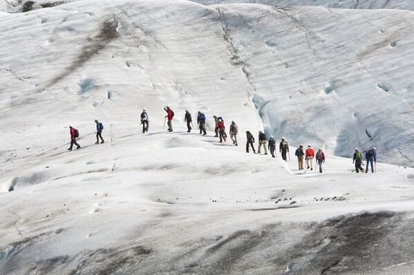 После успеха картины альпинисты со всего мира отправились покорять ледник Ватнайокудль в Исландии. - Sputnik Узбекистан