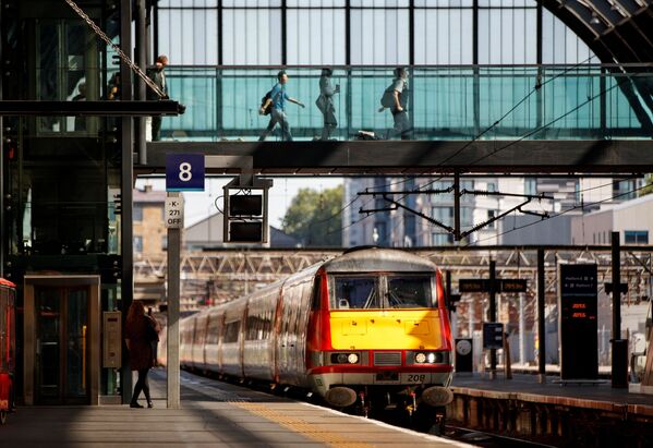 Поезд Северо-восточной железной дороги Лондона приближается к железнодорожной станции Кингс-Кросс в Лондоне во время фотосессии, посвященной возобновлению движения поездов по магистрали Восточного побережья. - Sputnik Узбекистан